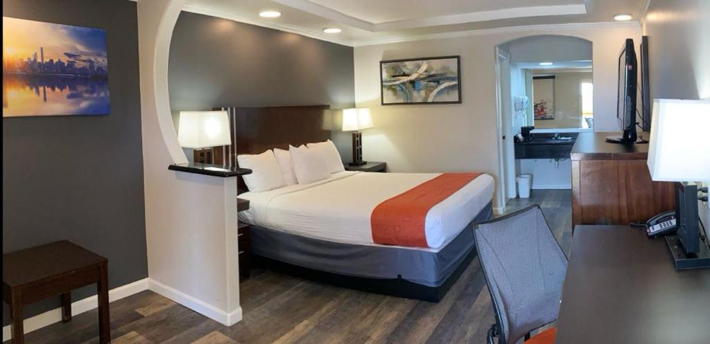 Americas Best Value Inn Angleton Exterior photo