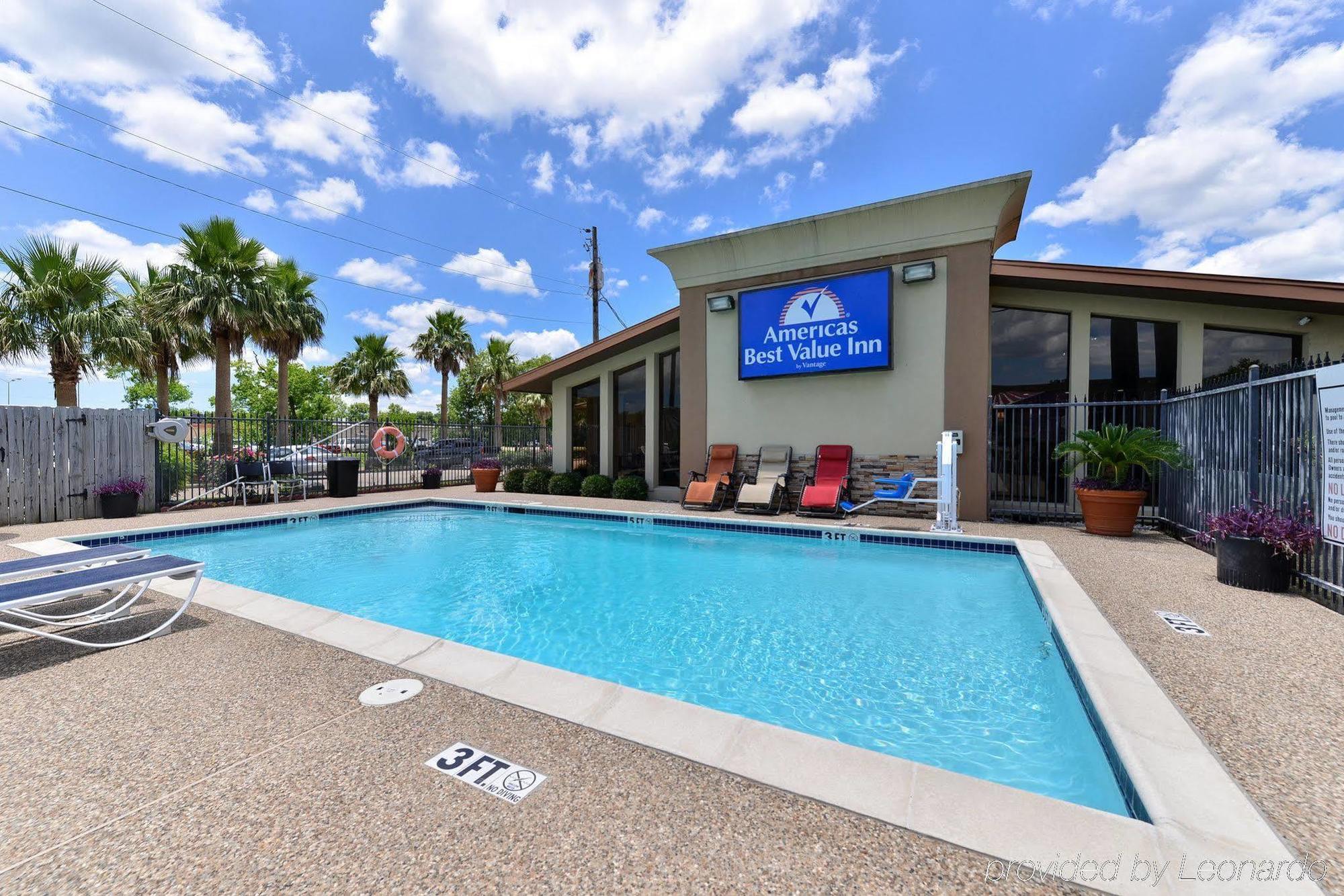 Americas Best Value Inn Angleton Exterior photo
