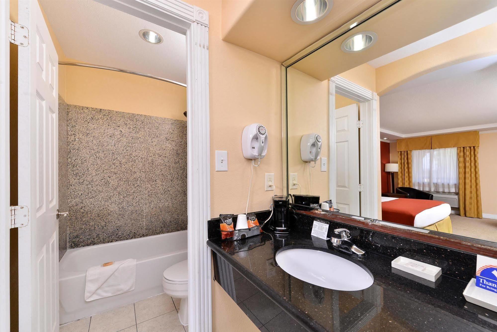 Americas Best Value Inn Angleton Exterior photo