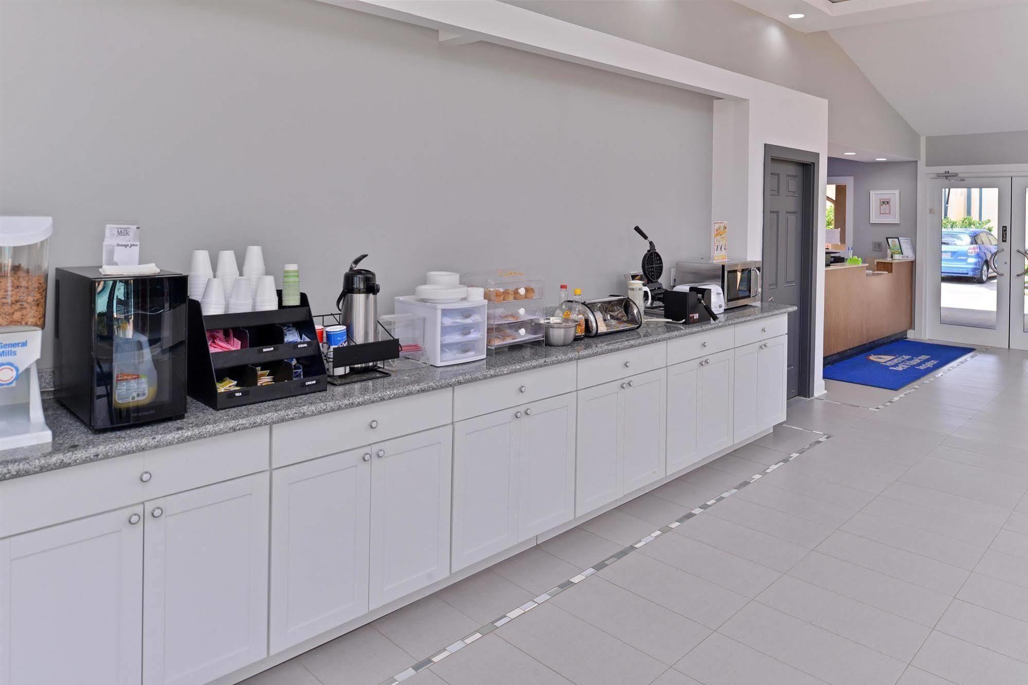 Americas Best Value Inn Angleton Exterior photo